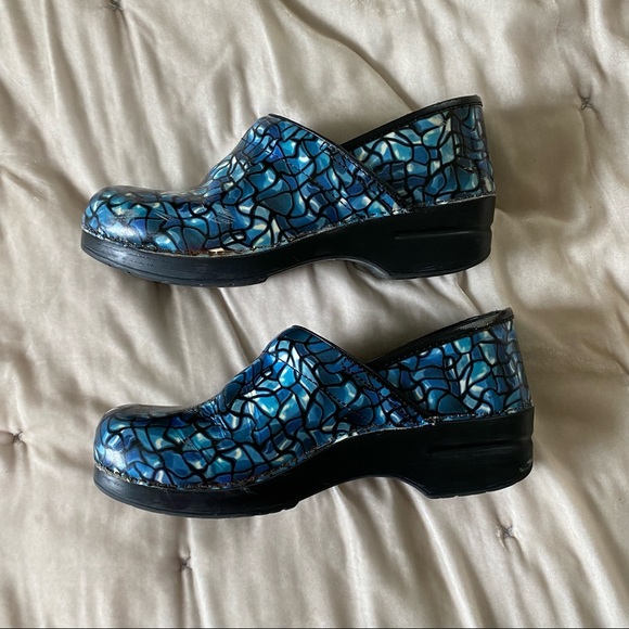 Dansko blue stained glass print leather professional slip on closed back clog 40 - Picture 8 of 14